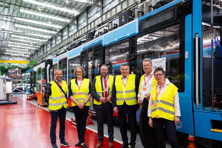 Representantes de Alta Austria visitan Stadler Valencia: Íñigo Parra presenta el avance de los Tren-Tram